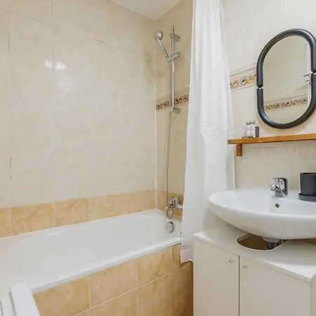 Amazing And Cosy Rue Des Petites Ecuries 4p1br *